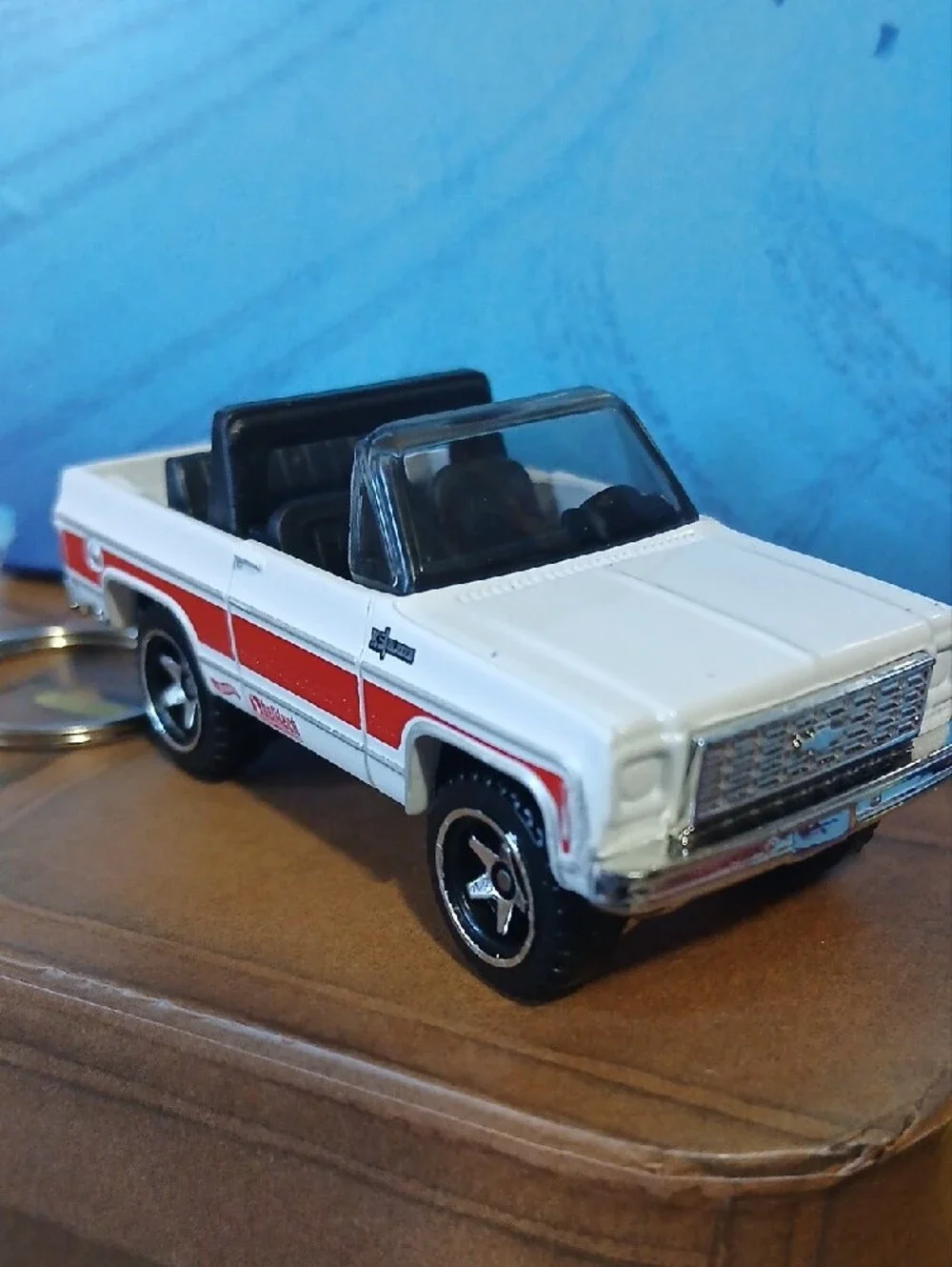 Keychain Hot Wheels '75 Chevy Blazer Custom - White with Red Stripe